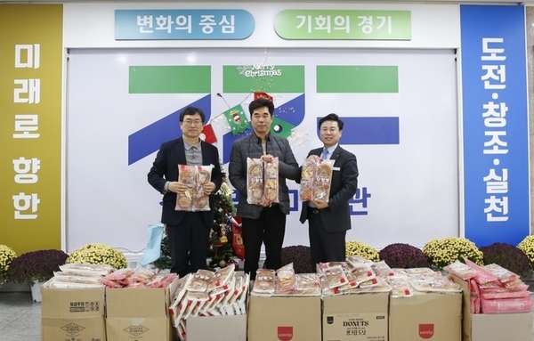 메디런 박천식 대표 2024년 크리스마스 맞아 경기푸른미래관 학생들에게 후원물품(빵) 전달