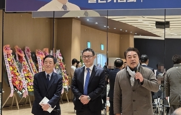 시와 소설로 전하는 ‘인간 조재훈’의 진심… ‘성장통’ 출판기념회 성황