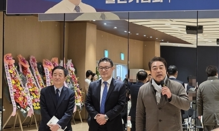 시와 소설로 전하는 ‘인간 조재훈’의 진심… ‘성장통’ 출판기념회 성황