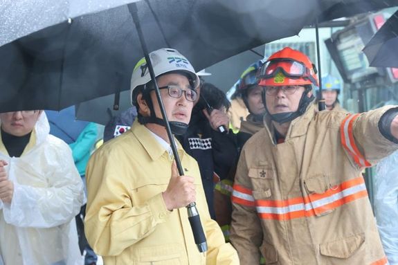 긴급 미국 출장 마치고 즉시 광명 붕괴 사고 현장 달려간 김동연 경기도지사, “마지막 실종자 구조에 최선 다하고, 인근 초등학교는 정밀 진단” 지시