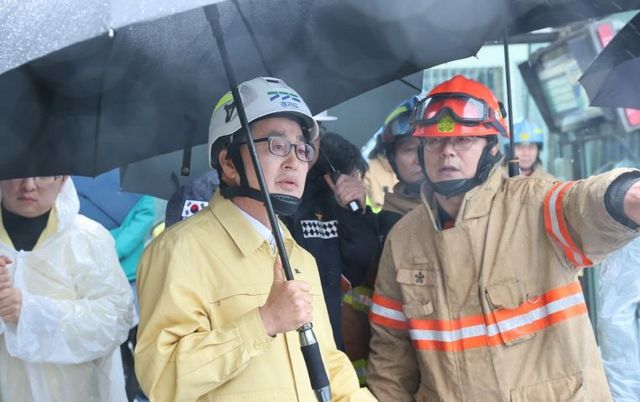 긴급 미국 출장 마치고 즉시 광명 붕괴 사고 현장 달려간 김동연 경기도지사, “마지막 실종자 구조에 최선 다하고, 인근 초등학교는 정밀 진단” 지시
