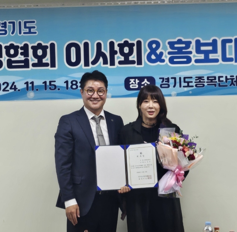 이승복 협회장과 홍보대사로 위촉된 니키타
