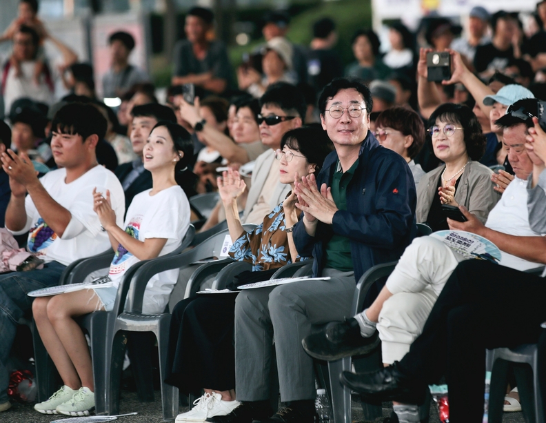 작년 제10회 화성송산포도축제 개막식에 참석한 정명근 화성특례시장 (사진제공 = 화성특례시)