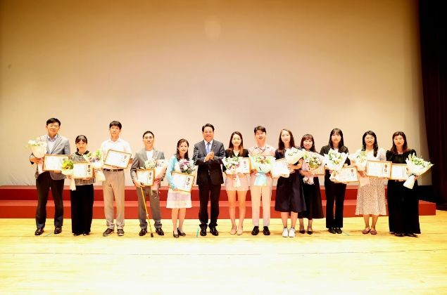 안양시 제24회 사회복지의 날 기념행사에서 최대호 안양시장이 사회복지 유공자와 기념촬영을 했다.