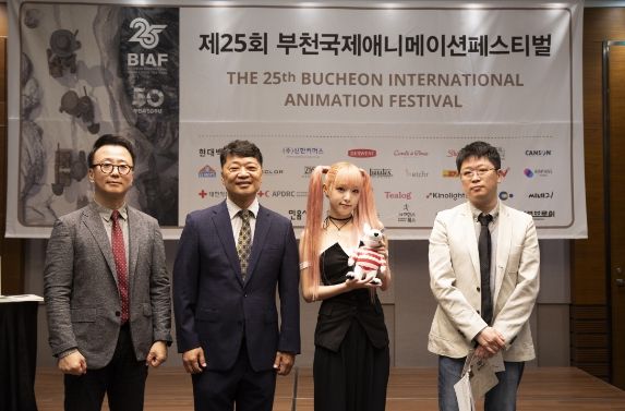 BIAF2023 기자회견 기념사진(좌측부터 김경호 집행위원장, 서채환 조직위원장, 홍보대사 YENA, 김성일 수석프로그래머)