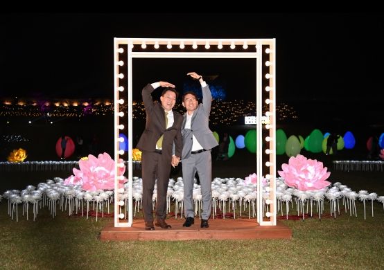 ‘2023 수원화성 미디어아트’ 개막식이 열린 지난 6일 이재준 수원특례시장과 김기정 수원특례시의회 의장이 포토존에서 기념촬영을 하고 있다.