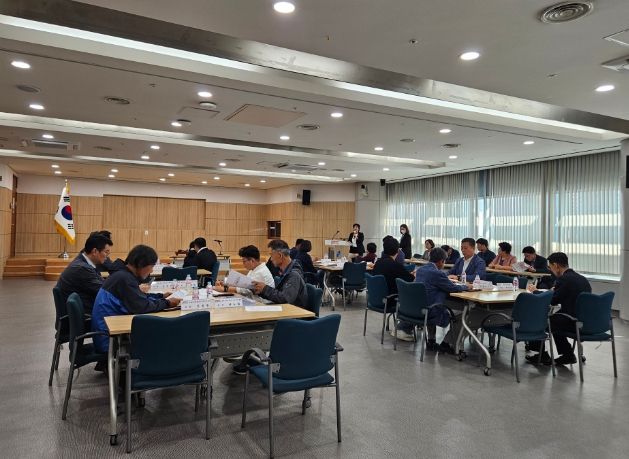 용인특례시 농업·농촌 및 식품산업정책심의회가 지난 11일 시청사에서 회의를 열고 제17회 용인시 농업인대상 수상자를 선정했다