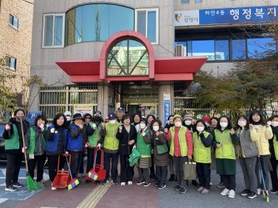 광명시 하안4동 행정복지센터는 주민들의 통행 불편을 해소하고 학생들의 등하교길 안전사고 발생과 낙엽으로 인한 빗물받이 막힘을 방지하기 위해 24일 낙엽 대청소를 진행했다.
