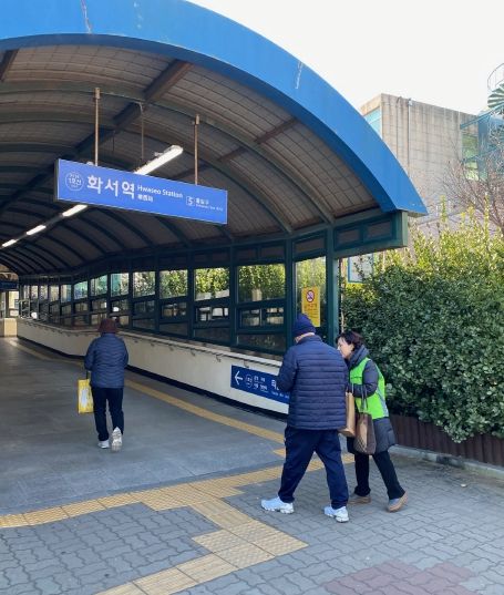 화서2동 지역사회보장협의체가 화서역 앞에서 복지사각지대발굴을 위한 안내문과 홍보물품을 나눠주고 있다.