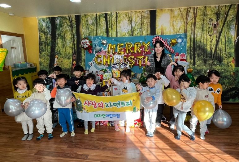 안성시노인복지관, 대자연어린이집으로부터 직접만든 ‘라면트리’ 기부받아