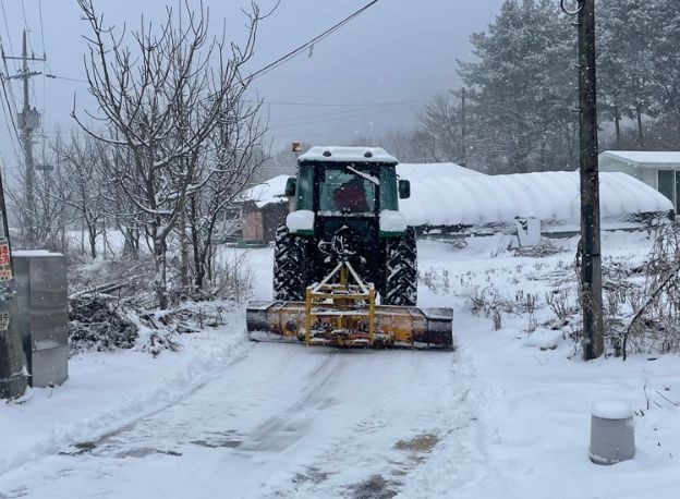 제설 자원봉사자 트랙터
