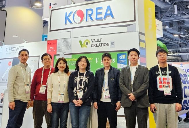 CES2024 용인특례시 공동관에 참가한 중소기업 관계자들이 기념촬영을 하고 있다