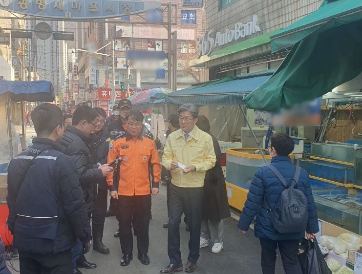 정순욱 광명시 부시장(민방위복 착용)이 광명새마을시장을 둘러보고 있다.