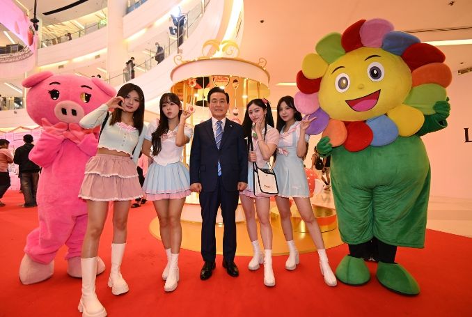 개막식 공연을 맡은 아이돌 위나와 백성현 시장