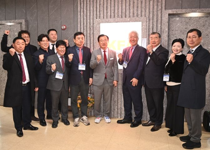 이현재 하남시장(사진 가운데)이 15일 하남 아이테코에서 진행된 ‘한국프랜차이즈산업협회 현판식 겸 프랜차이즈산업인의 날 기념식·신년인사회’에 참석해 기념사진을 촬영하고 있다.