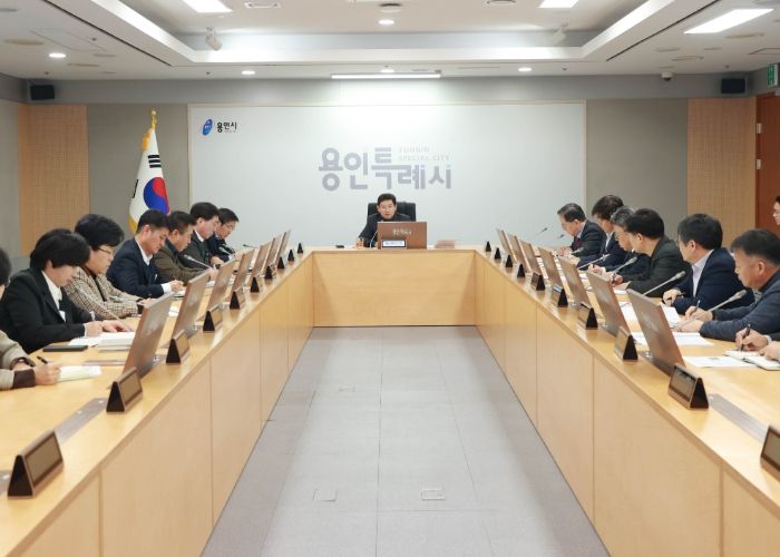 이상일 용인특례시장이 19일 간부 공무원 회의에서 스페인 출장 계획을 설명하며, 간부 공무원에게 그 동안 시정을 잘 살펴줄 것을 당부하고 있다.