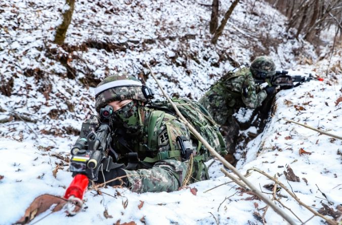 혹한기 훈련 중인 25사단 장병들