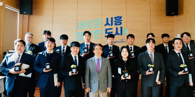 시흥도시공사, 신규입사자 '청렴한 마음 키우기' 청렴화분 전달식 개최