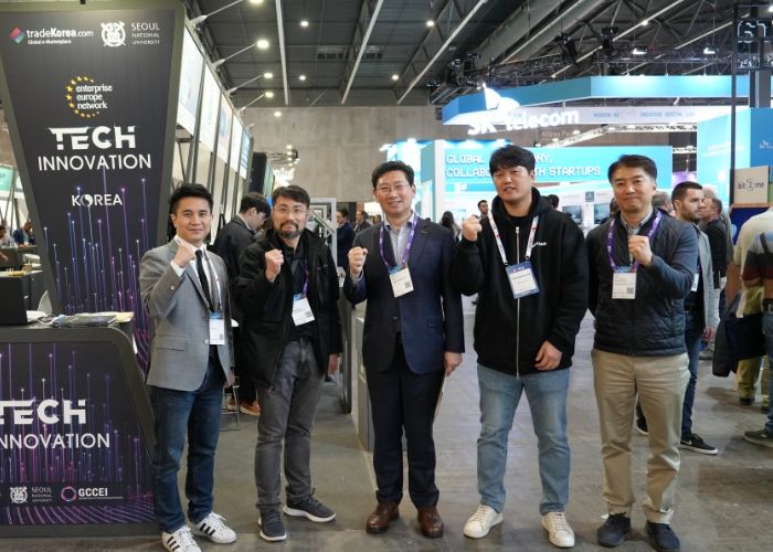 이상일 용인특례시장이 지난달 26일~29일 스페인 바르셀로나에서 열린 MWC2024 용인관 참가 기업 관계자들과 기념촬영을 하고 있다.
