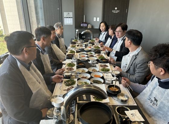 김병수 김포시장이 신임 부서장들과 함께 ‘소통밥상 通하는 한끼(통끼)’을 진행하고 있다.