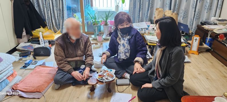 광명시 철산4동 행정복지센터는 사회적 소외계층으로 고독사 위험군인 1인 노인가구를 발굴해 보호시스템을 강화하는 돌봄사업을 3월부터 추진하고 있다.