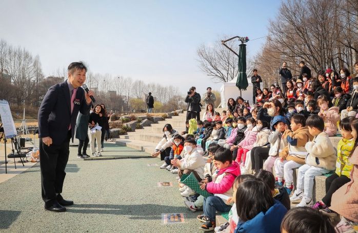 전성수 서초구청장(사진 왼쪽)이 22일 양재천 수변공원 일원에서 열린 ‘세계 물의 날’ 기념