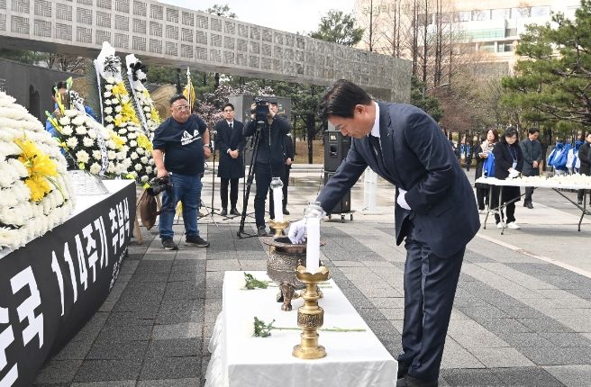 조용익 부천시장이 안중근 의사 순국 114주기 추념식에서 분향하고 있다.