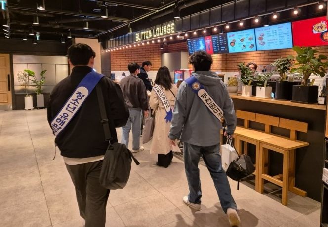 부천시가 새 학기를 맞아 지난 25일 학교 주변 및 번화가에서 청소년 유해환경 정비를 위한 합동 점검을 했다.
