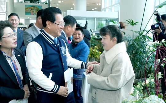 김영록 전라남도지사가 27일 도청 윤선도홀에서 개막한 장애인 작가들의 열정이 담긴 ‘우리의 봄’ 도자 전시회 작품을 관람하며 작가들을 격려하고 있다.