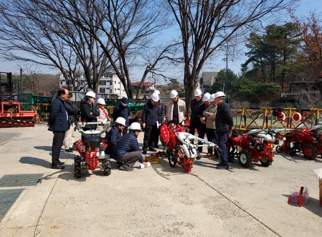 용인특례시가 농기계 임대 전 농업인들에게 사용법을 알려주고 있다