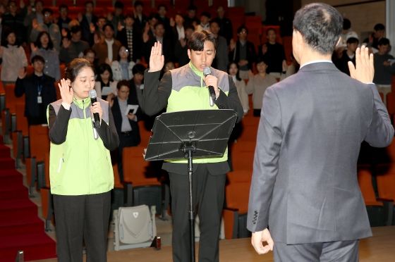지난 27일 오후 장안구민회관에서 열린 ‘수원도시공사 나눠드림 봉사단 발족식’에서 봉사단이 실천 다짐을 하고 있다. (사진=수원도시공사 제공)
