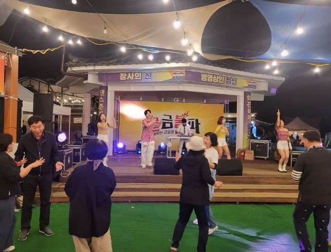 지난해 불금불파 행사장에서 EDM 디제이와 댄스팀의 공연하고 있다.