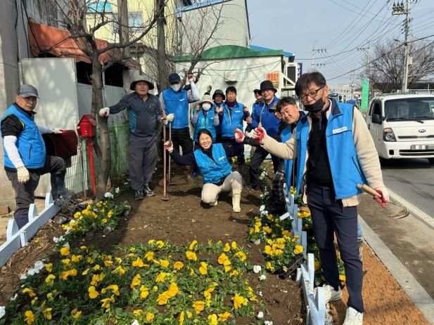 평택시 서탄면 바르게살기운동위원회 중심으로 2024년 봄꽃 심기