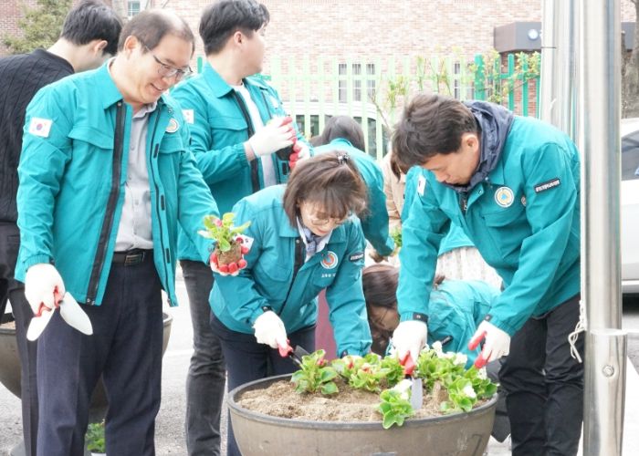 의정부교육지원청, 청사에 꽃 심으며 푸른 봄 맞이