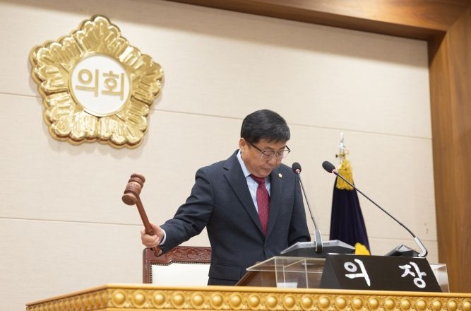 윤창철 의장이 제366회 임시회 제1차 본회의에서 ‘생활폐기물 재활용 촉진 및 불법 재위탁 근절을 위한 대책 마련 촉구 건의안’을 채택하고 있다.