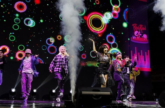 페스티벌 참가 댄스팀과 함께 기념촬영을 하는 박강수 마포구청장