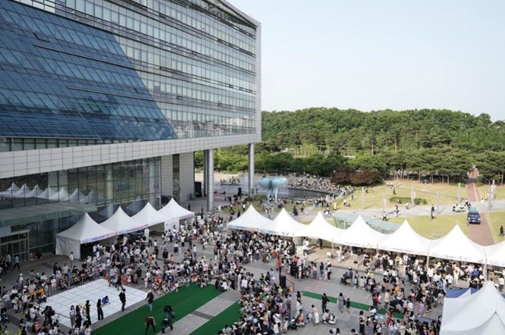 지난해 어린이날을 기념해 성남시청 광장에서 진행한 ‘가족이 함께하는 달빛산책’ 행사 전경