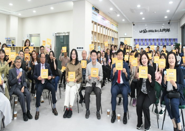 김동근 시장이 5월 9일 ‘모두의 복지콘썰트’에서 참석자들과 기념사진을 찍고 있다.