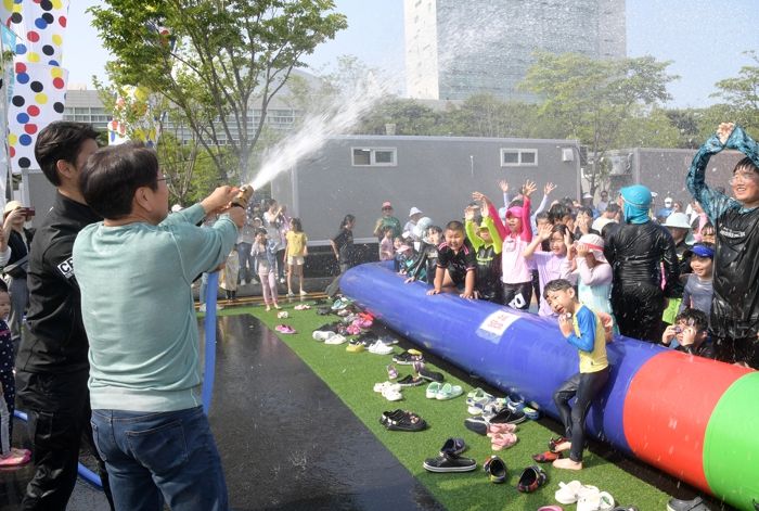 59번째 생일 맞은 광주광역시…지금까지 이런 생일은 없었다! 시민들, 활짝 문 연 광주시청 ‘열린청사’ 만끽