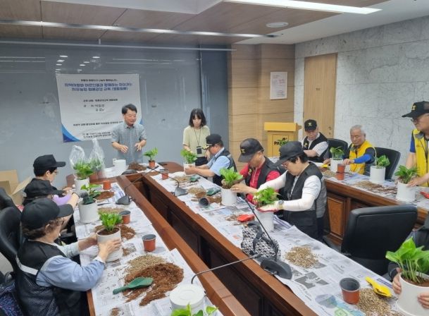 파주시 운정1동, 실버경찰대원 원예감성교육 실시