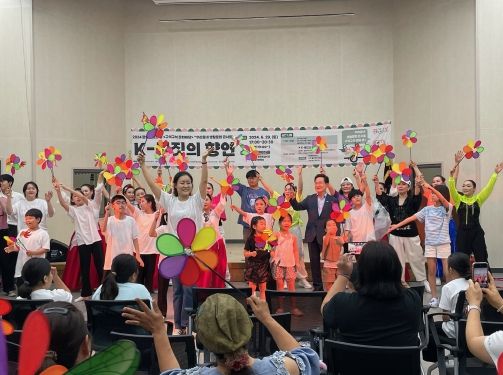 지난 29일 영천공설시장 2층 고객센터에서 영천시 문화가 있는 날 2회차 행사로 시민과 함께하는 댄스 콘서트 'K-몸짓의 향연'이 열렸다.