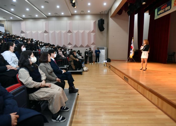 작년 2월 화천군이 청소년수련관에 개최한 일타강사 이지영 초청 특강 모습