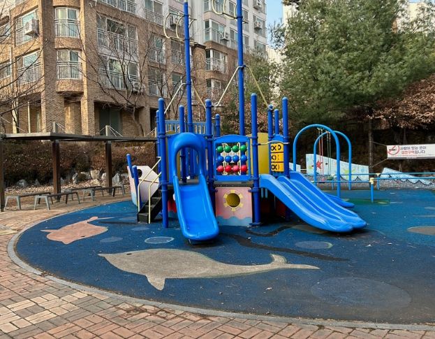 현재 성남시 중원구 도촌동 금잉어 어린이공원 놀이터 모습