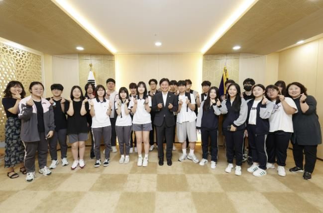 부천시(시장 조용익)는 지난 5일 도당고등학교 ‘소통아고라’ 동아리 학생과 청사견학 프로그램 ‘210, 부천톡톡(TalkTalk)’ 행사를 진행했다. 단체 기념촬영