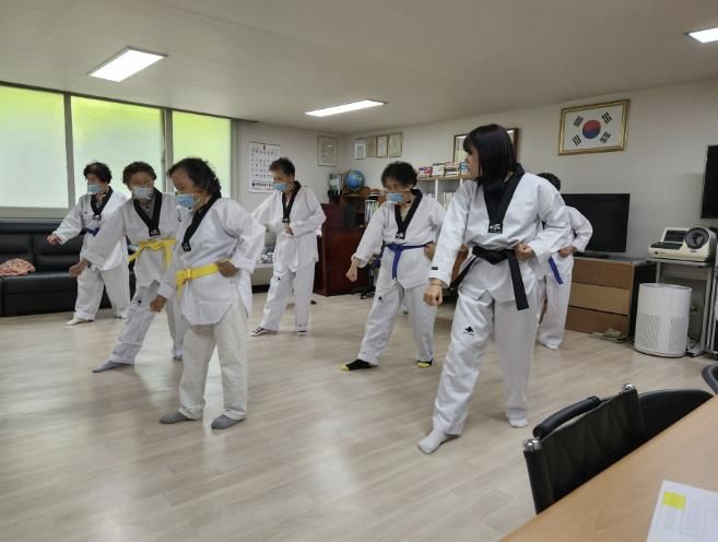 강선4단지 경로당에서 진행된 은빛 태권도 운동교실