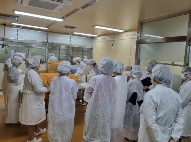 모니터링 요원들이 학교급식 공동구매 업체를 점검하고 있다.