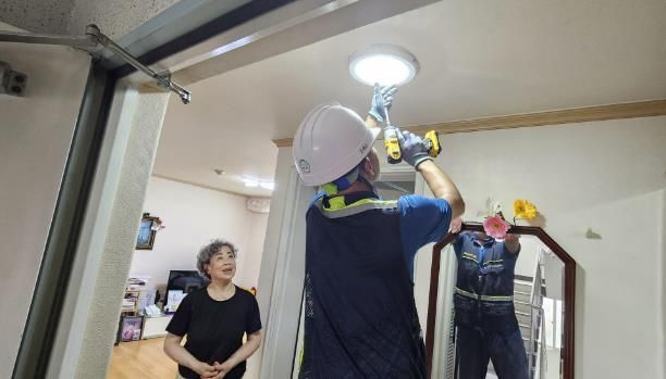 용인특례시의 '홀몸어르신 가구 잔고장 수리 서비스' 현장 모습