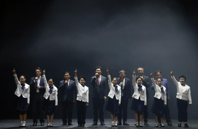 이상일 용인특례시장이 지난 28일 용인포은아트홀에서 '제42회 대한민국연극제 용인'의 개막을 선언하고 있다.