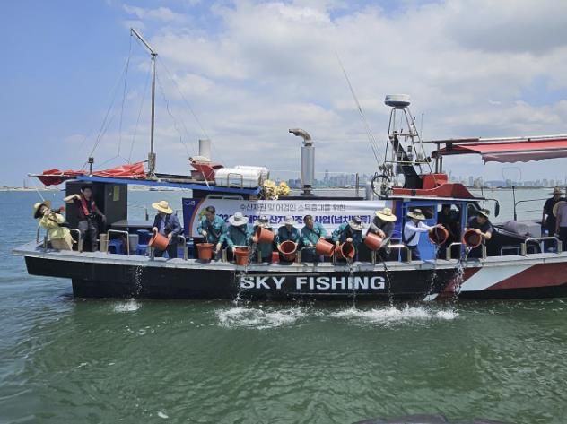 시흥시, 오이도 연안에 넙치(광어) 112만 마리 방류...어업 소득 증대 기대