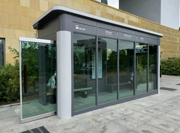 용인세브란스병원 입구에 설치한 냉난방 시설을 갖춘 박스형태 버스승강장